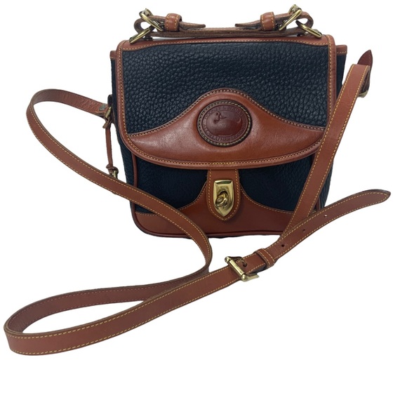 Dooney & Bourke Handbags - DOONEY & BOURKE Vintage Crossbody Bag.